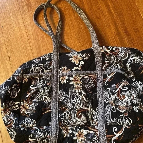 Quilted black and floral weekender bag - great condition - lots of pockets - Picture 3 of 6